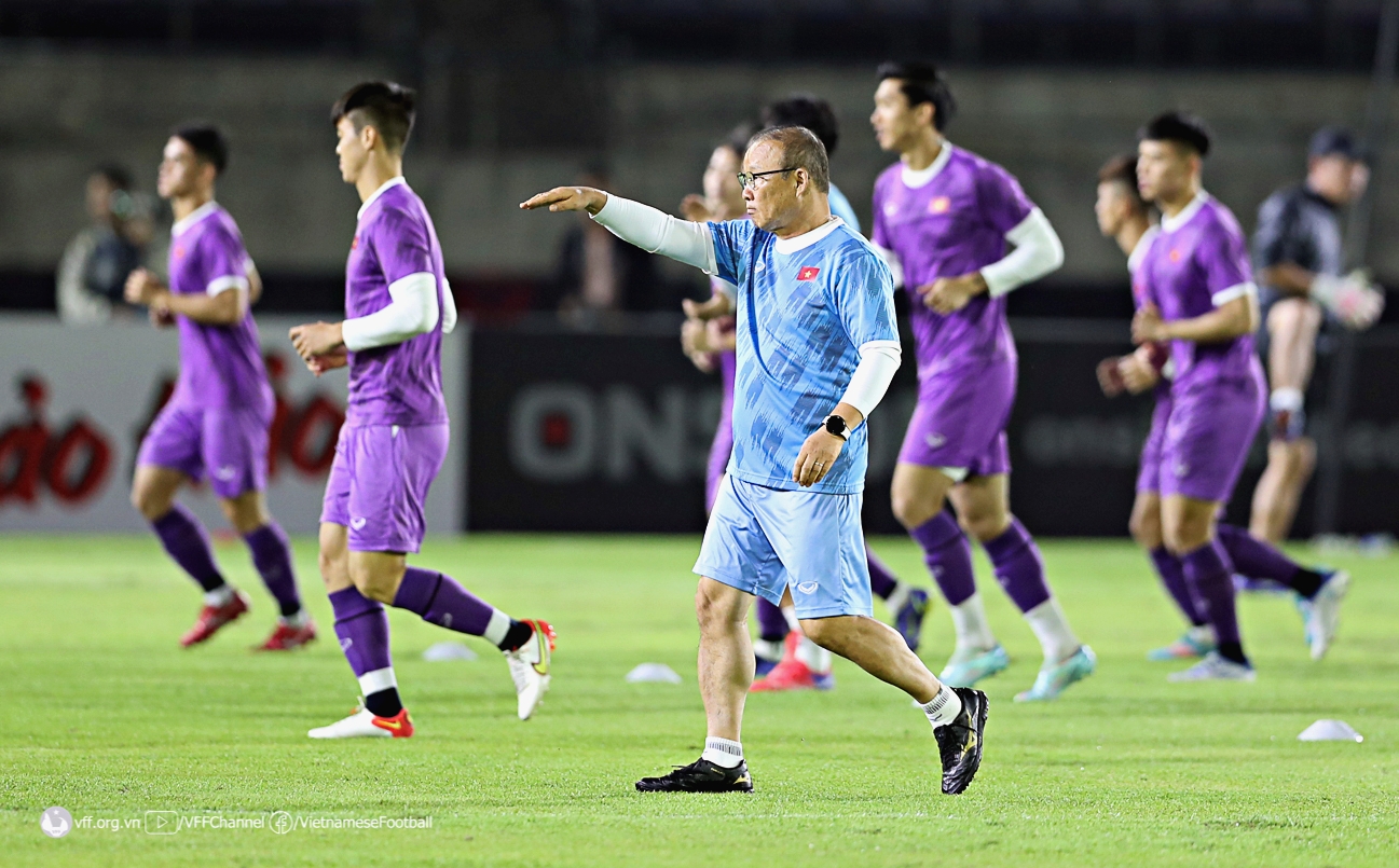 HLV Park Hang Seo va dT Viet Nam chuan bi cho tran ra quan AFF Cup voi Lao