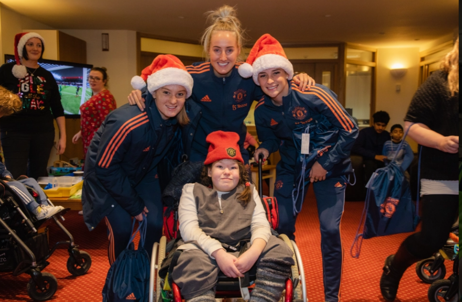 Hành động ý nghĩa của các cầu thủ MU 7