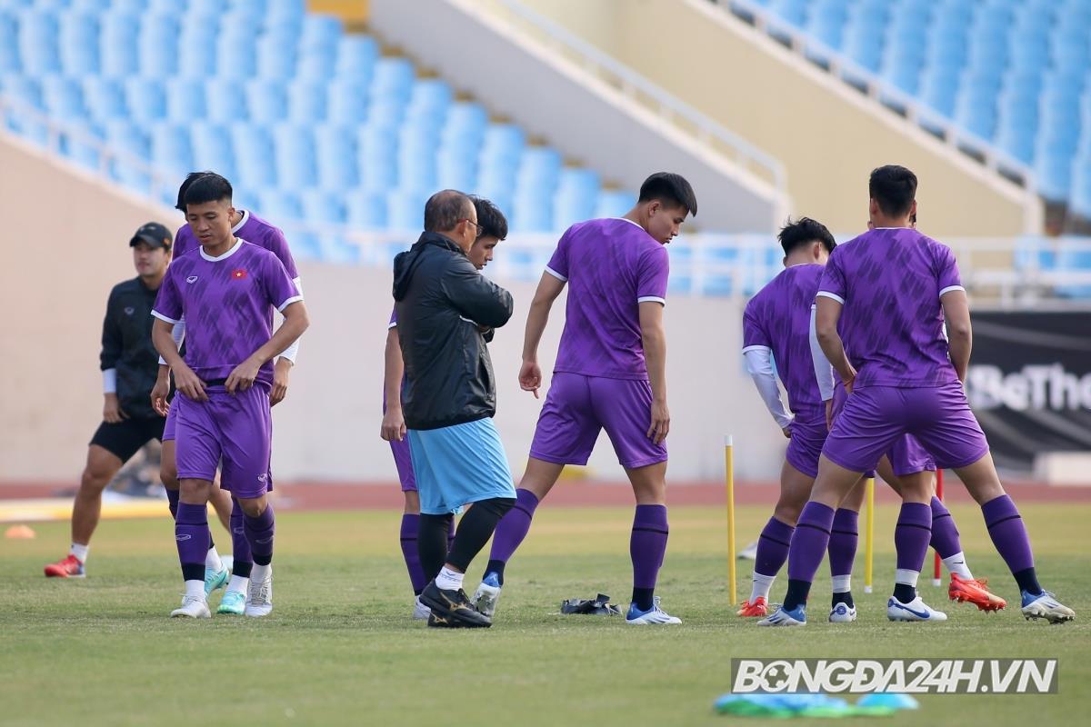 Quang Hải được 2 người kèm cặp trong buổi tập của tuyển Việt Nam 3
