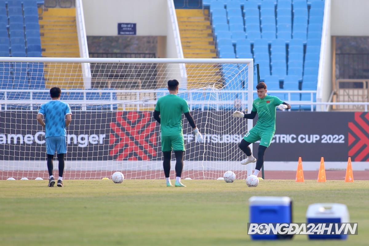 Quang Hải được 2 người kèm cặp trong buổi tập của tuyển Việt Nam 4