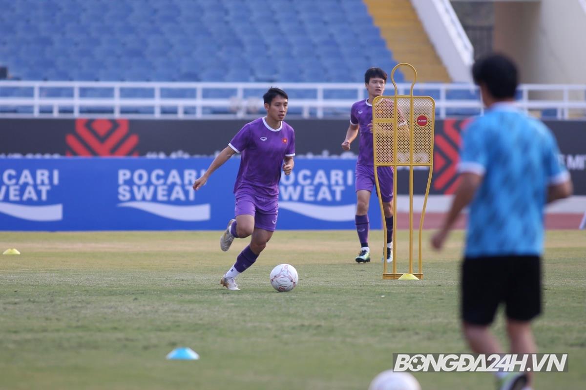 Quang Hải được 2 người kèm cặp trong buổi tập của tuyển Việt Nam 5