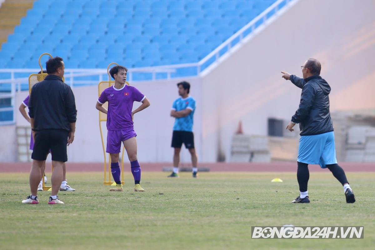 Quang Hải được 2 người kèm cặp trong buổi tập của tuyển Việt Nam 8