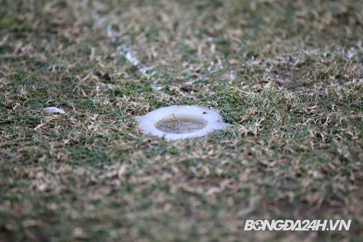 Sân Mỹ Đình kiểm tra kỹ khung thành trước trận gặp Malaysia 2