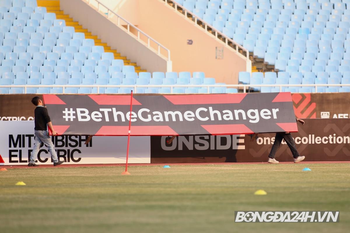 Sân Mỹ Đình kiểm tra kỹ khung thành trước trận gặp Malaysia 3