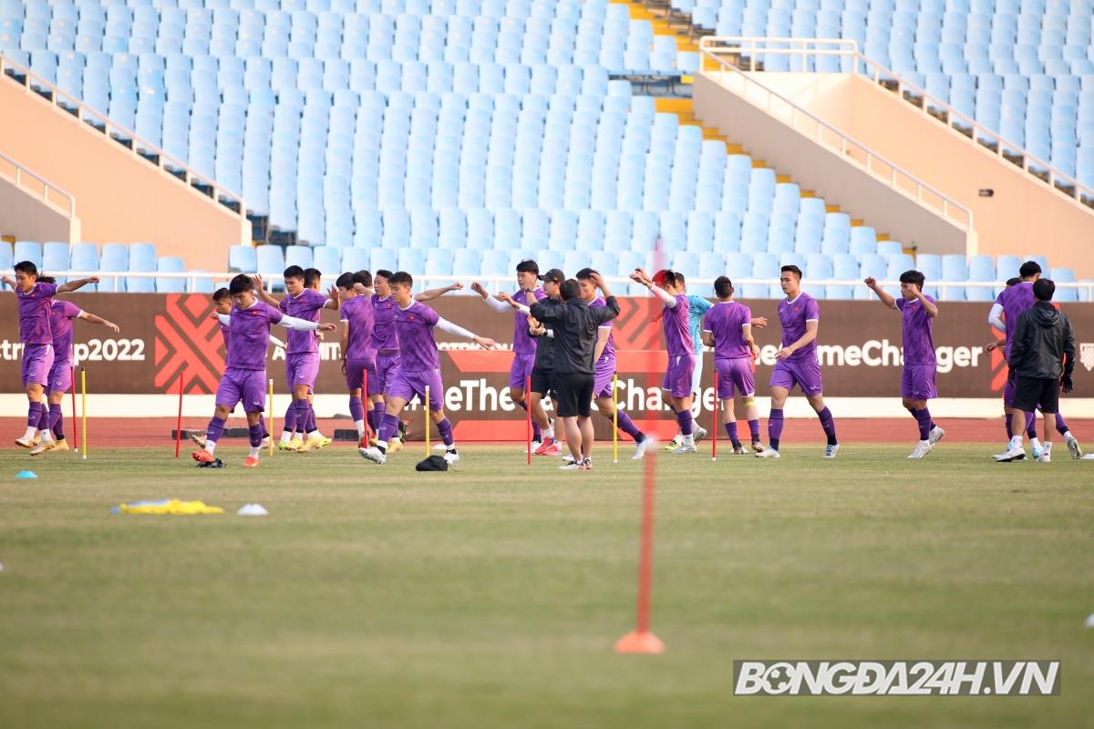 Quang Hải được 2 người kèm cặp trong buổi tập của tuyển Việt Nam 6