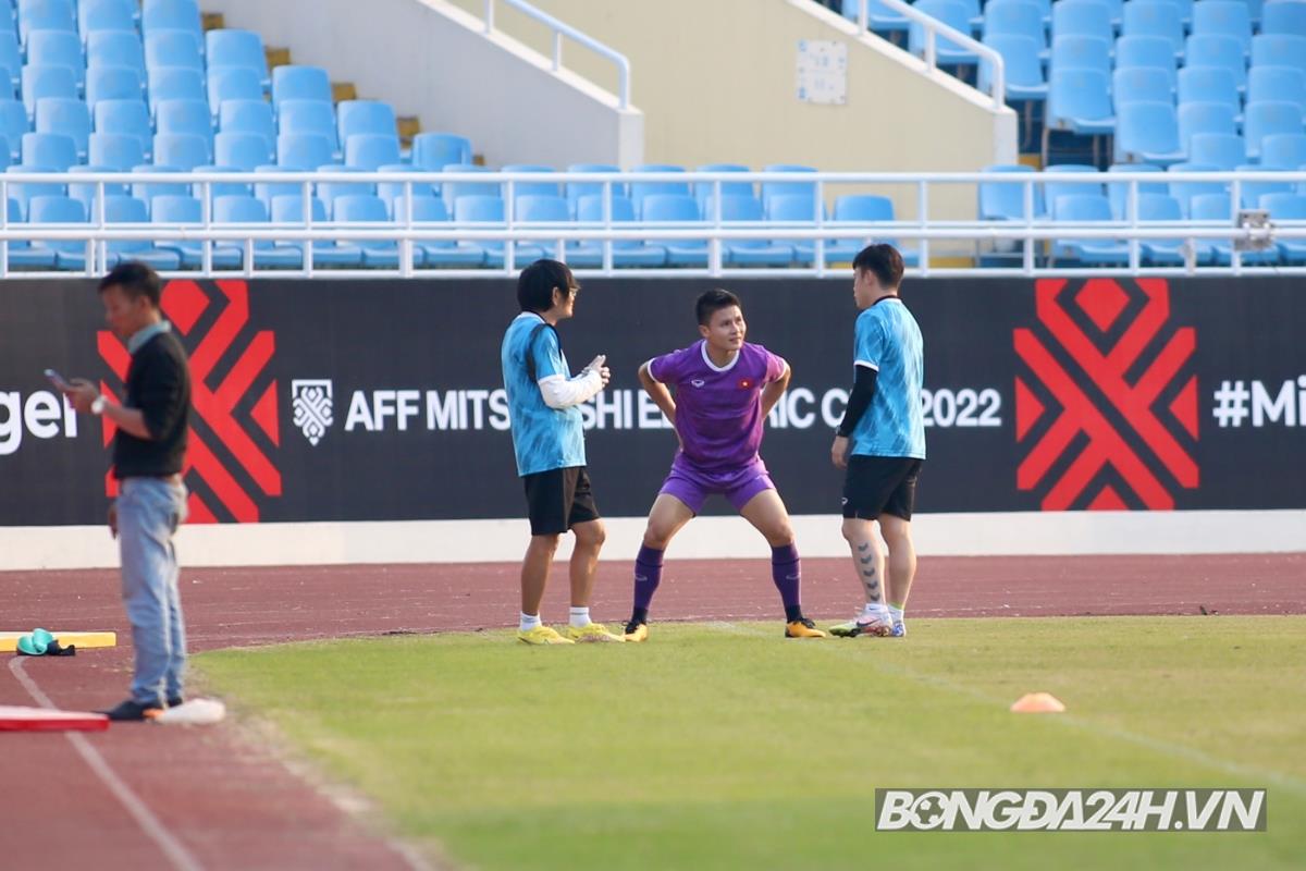 Quang Hải được 2 người kèm cặp trong buổi tập của tuyển Việt Nam 7