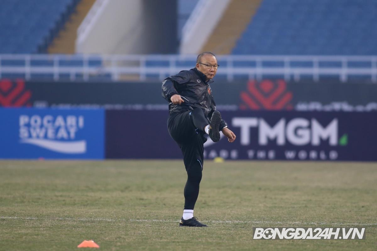 HLV Park Hang Seo trong buoi tap chieu 26/12