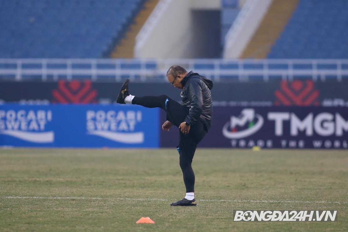 HLV Park Hang Seo trong buoi tap chieu 26/12