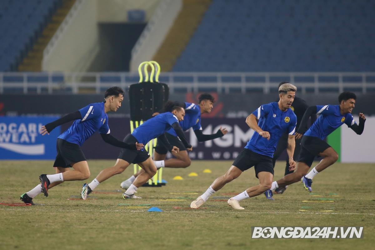 Sergio Aguero và toàn đội làm quen sân Mỹ Đình 8