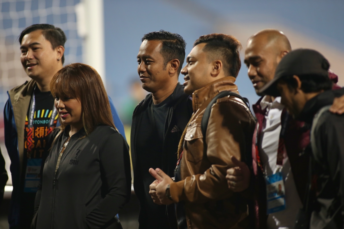 Sergio Aguero và toàn đội làm quen sân Mỹ Đình 10