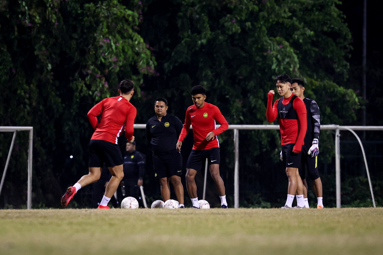 ĐT Malaysia trong buổi tập tại SVĐ Mỹ Đình tối 25/12 – Ảnh Bernama. dT Malaysia trong buoi tap tai SVd My dinh toi 25/12 – anh Bernama.