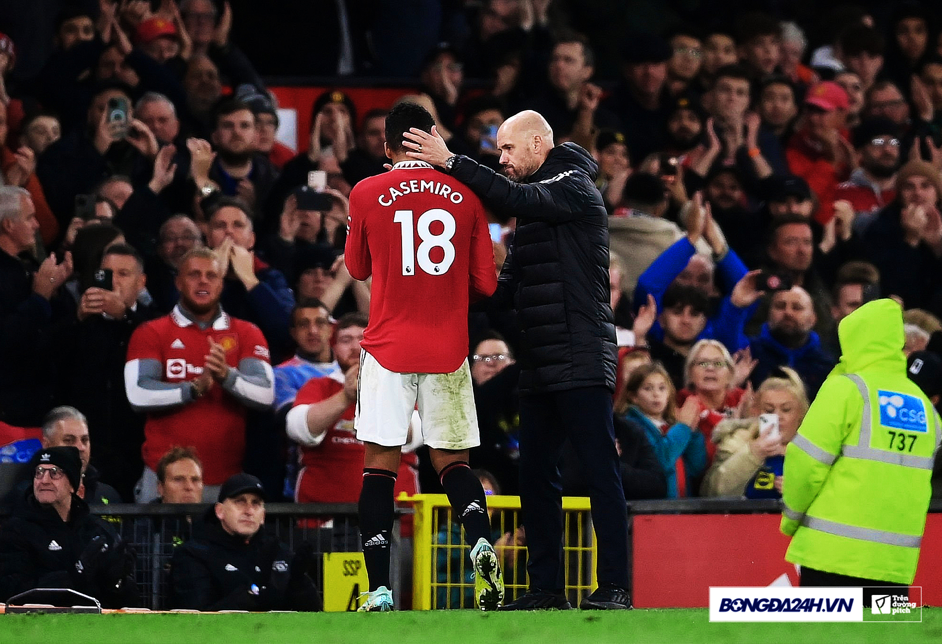 Casemiro Xi-măng giữa những viên gạch của Man United 2