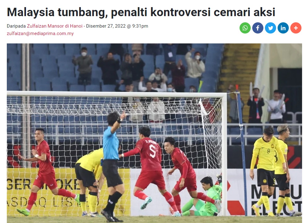 Tờ Berita Harian tỏ ra bức xúc sau khi trọng tài cho ĐT Việt Nam hưởng phạt đền To Berita Harian to ra buc xuc sau khi trong tai cho dT Viet Nam huong phat den