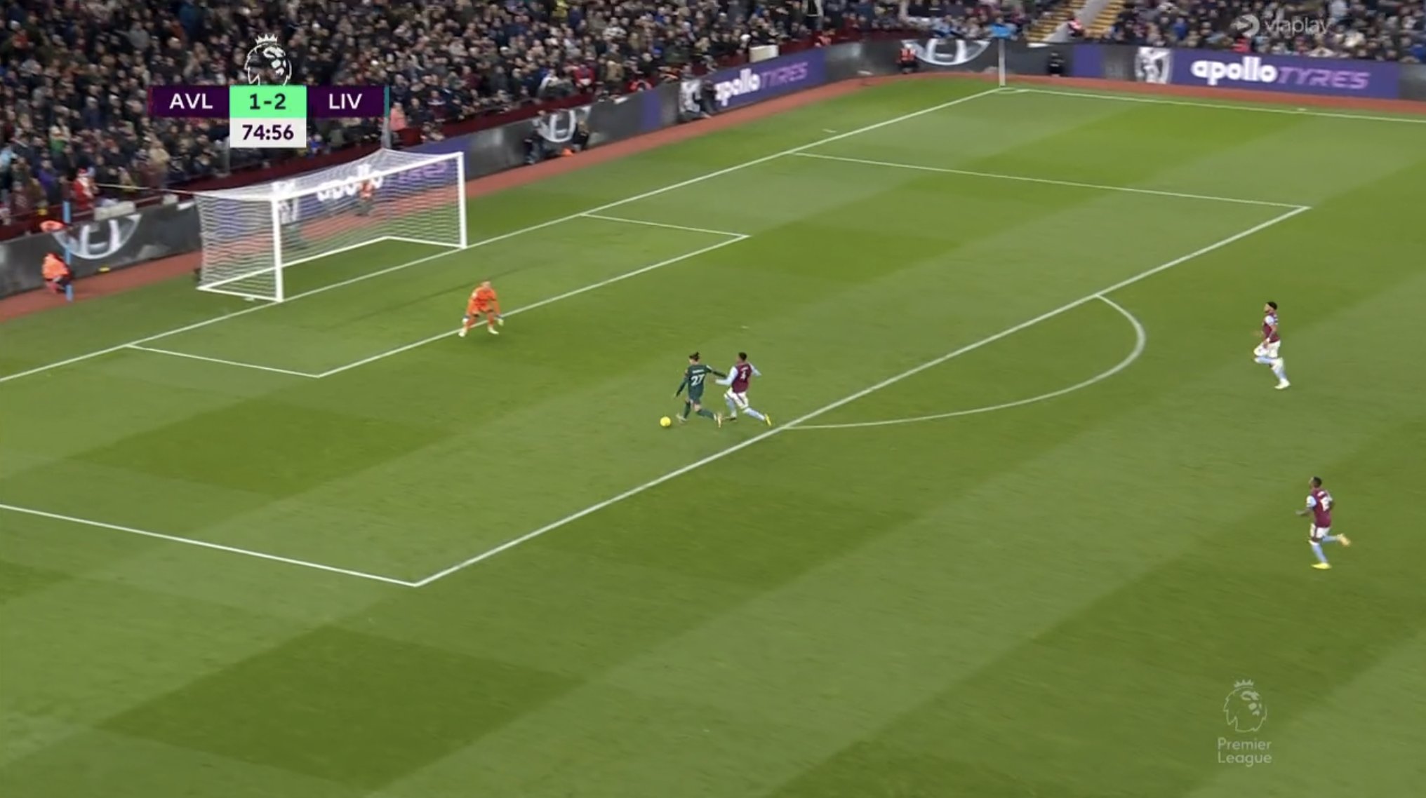 Toi phut 75 Liverpool len bong nhanh. Nunez da but toc vuot qua Konsa nhung o pha doi mat Olsen anh sut cheo goc di chech cot doc. 