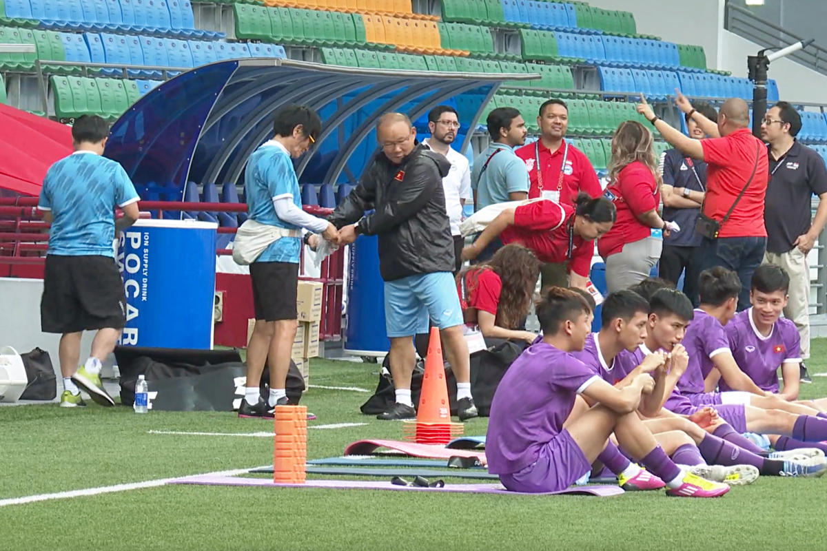 HLV Park don rac cho hoc tro