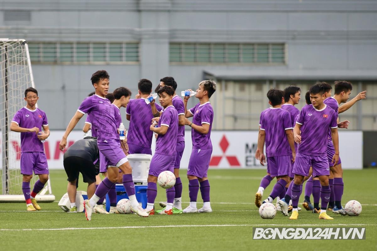 ĐT Việt Nam rèn chiến thuật, sẵn sàng thích nghi với điều kiện tại Singapore 6