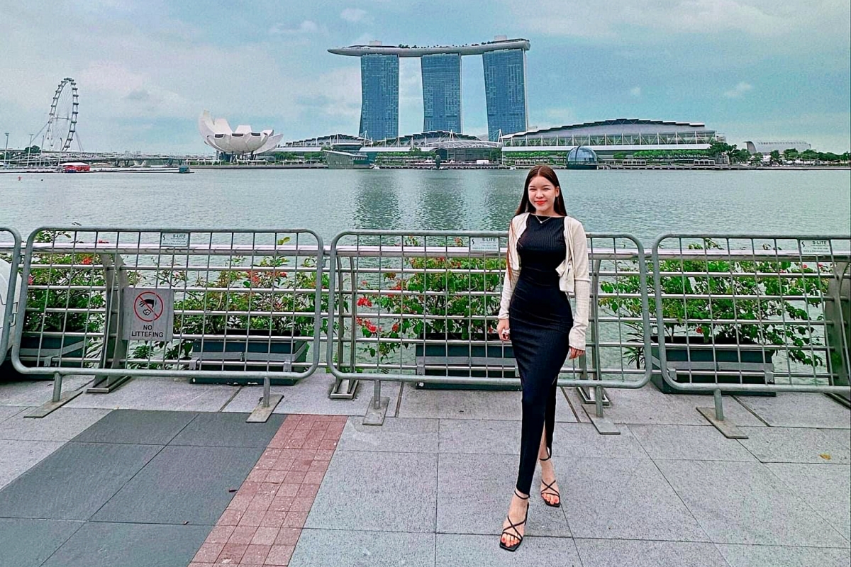 Ban gai Van Lam co mat tai Singapore