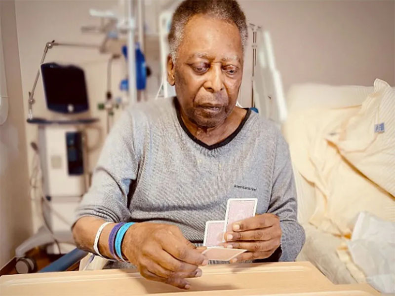 Nhìn lại cuộc đời Vua bóng đá Pele qua những bức ảnh 16