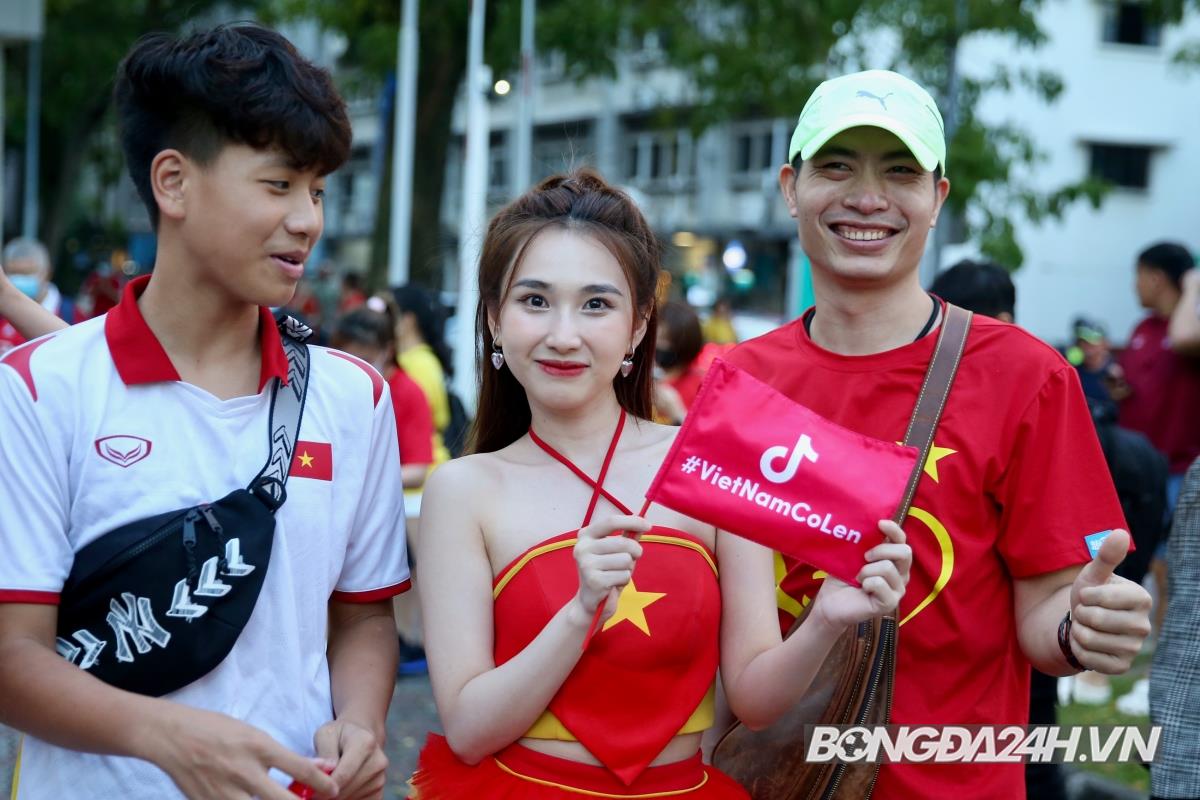 CĐV Việt Nam gặp sự cố trong trận đấu với Singapore 4