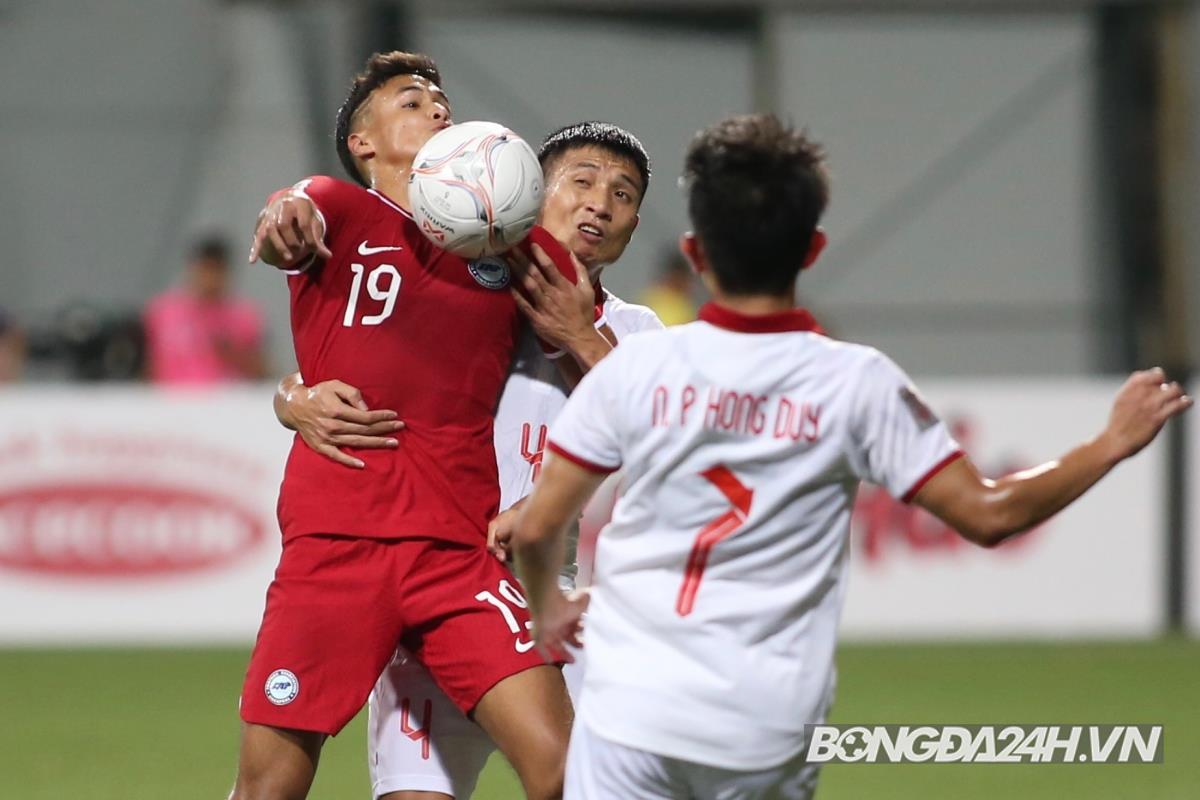 Văn Thanh bị cầu thủ Singapore vung tay vào mặt 3