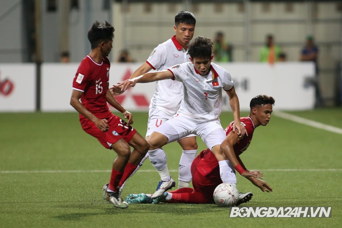 Văn Thanh bị cầu thủ Singapore vung tay vào mặt 2