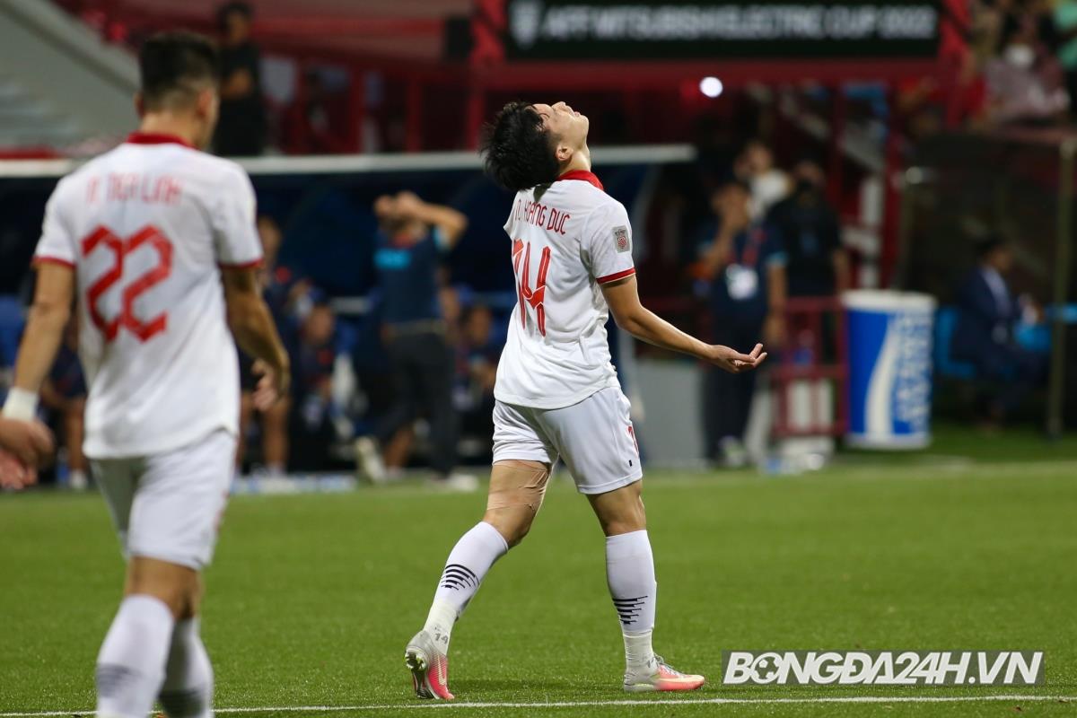 Văn Thanh bị cầu thủ Singapore vung tay vào mặt 5