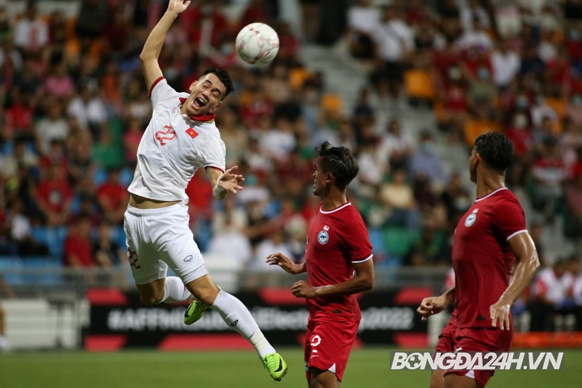 Văn Thanh bị cầu thủ Singapore vung tay vào mặt 6