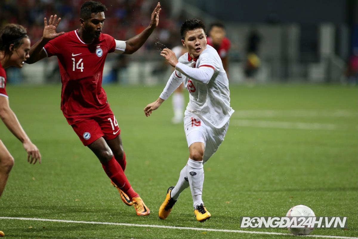 Văn Thanh bị cầu thủ Singapore vung tay vào mặt 4