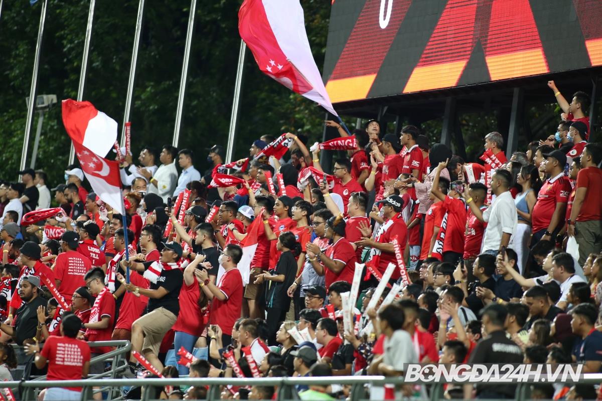 CĐV Việt Nam gặp sự cố trong trận đấu với Singapore 7