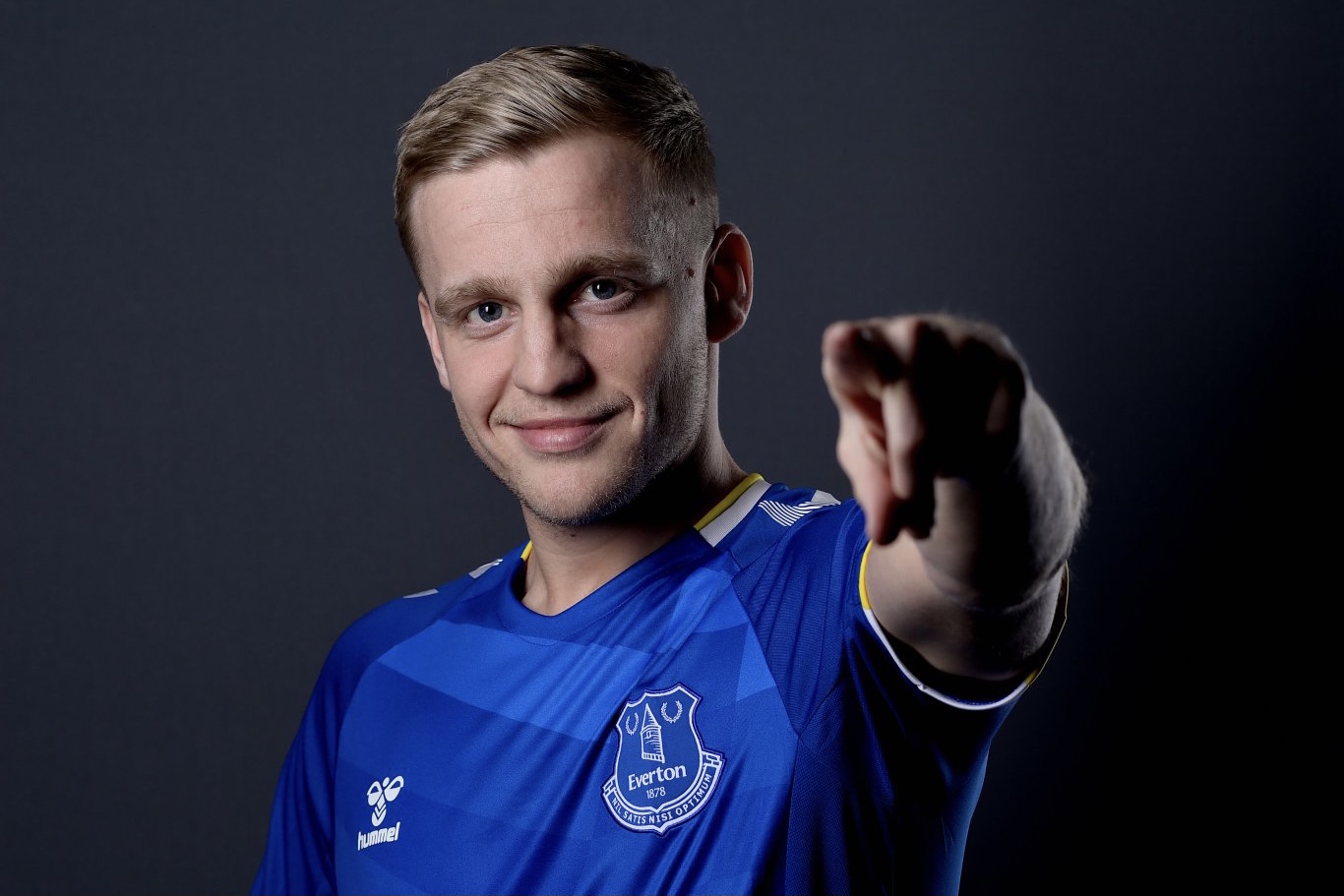 Van de Beek chính thức gia nhập  Everton hình ảnh