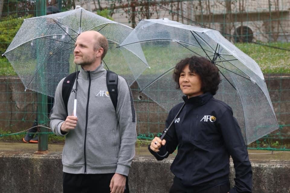 HLV Phan Thị Anh Đào (phải) sắp có bằng AFC Pro. Ảnh: NVCC.