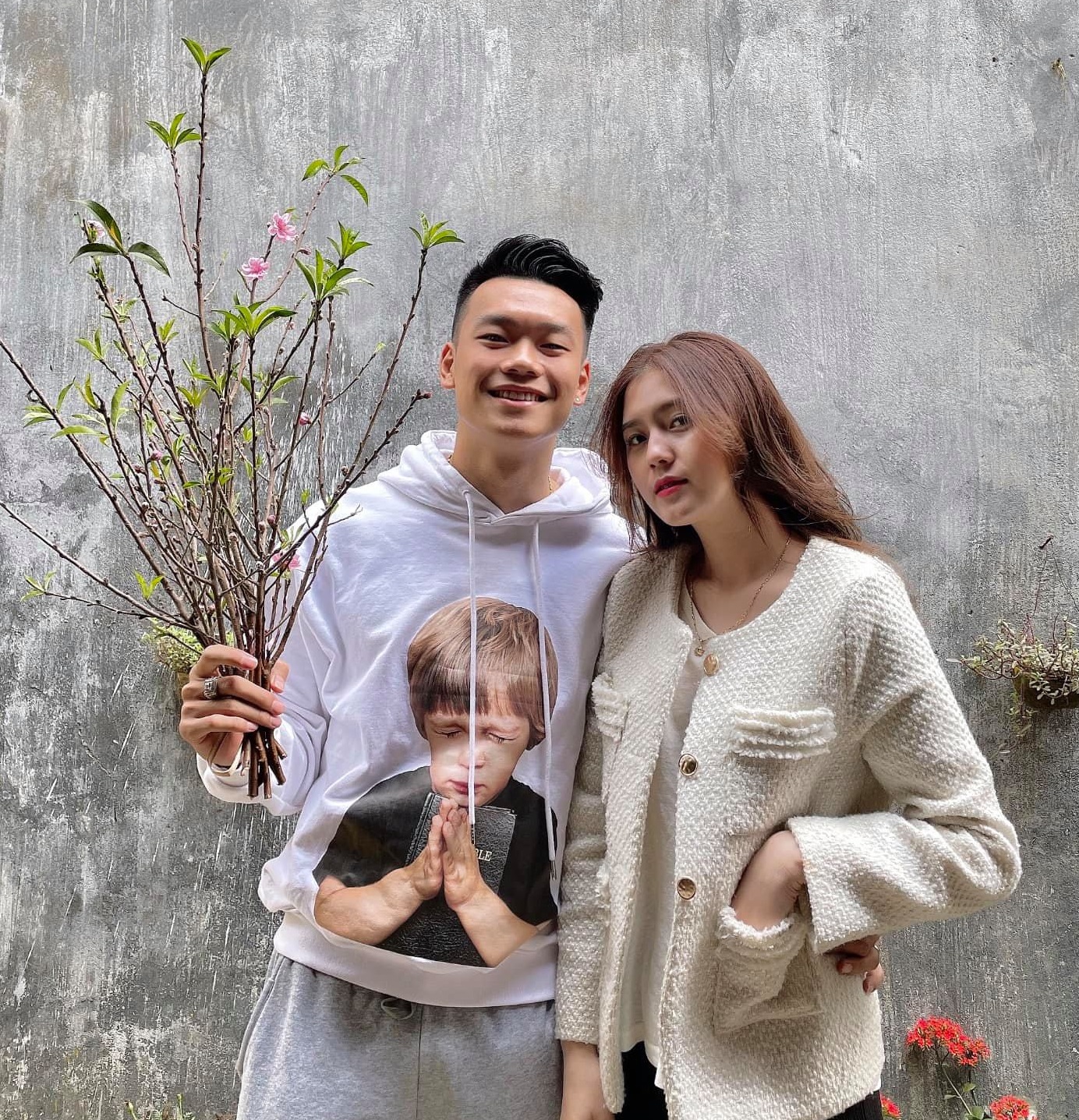 Thành Chung thường xuyên khoe ảnh bạn gái trên Facebook và dành cho cô nàng những lời lẽ ngọt ngào.