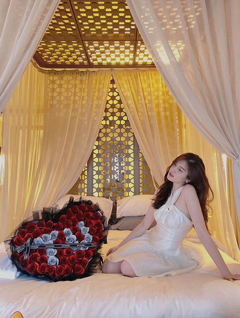 Bạn gái Thành Chung sở hữu nhan sắc xinh đẹp với khuôn mặt khả ái cùng vóc dáng gợi cảm.