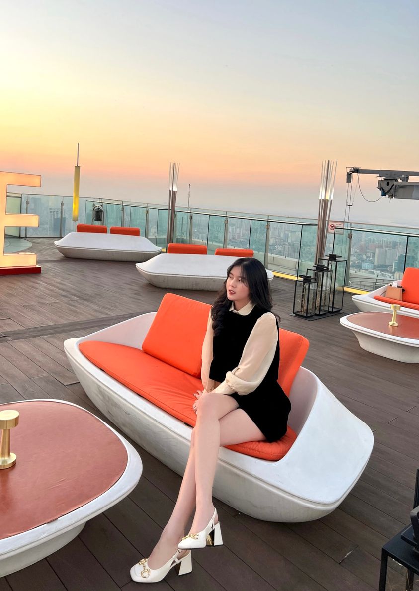 Cô nàng có gu thời trang trẻ trung, năng động.. nhưng không kém phần quyến rũ.