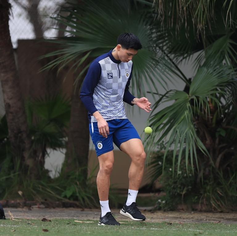 Đoàn Văn Hậu hăng hái trở lại tập luyện sau khi về nước