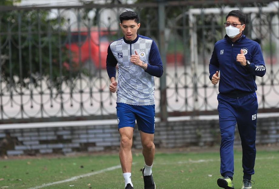 Đoàn Văn Hậu hăng hái trở lại tập luyện sau khi về nước