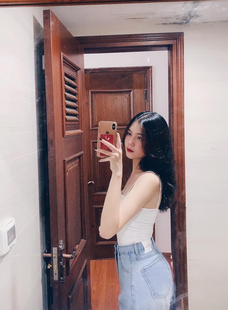 Bạn gái Thành Chung sau đó còn thử sức kinh doanh online nhờ sức hút của mình.