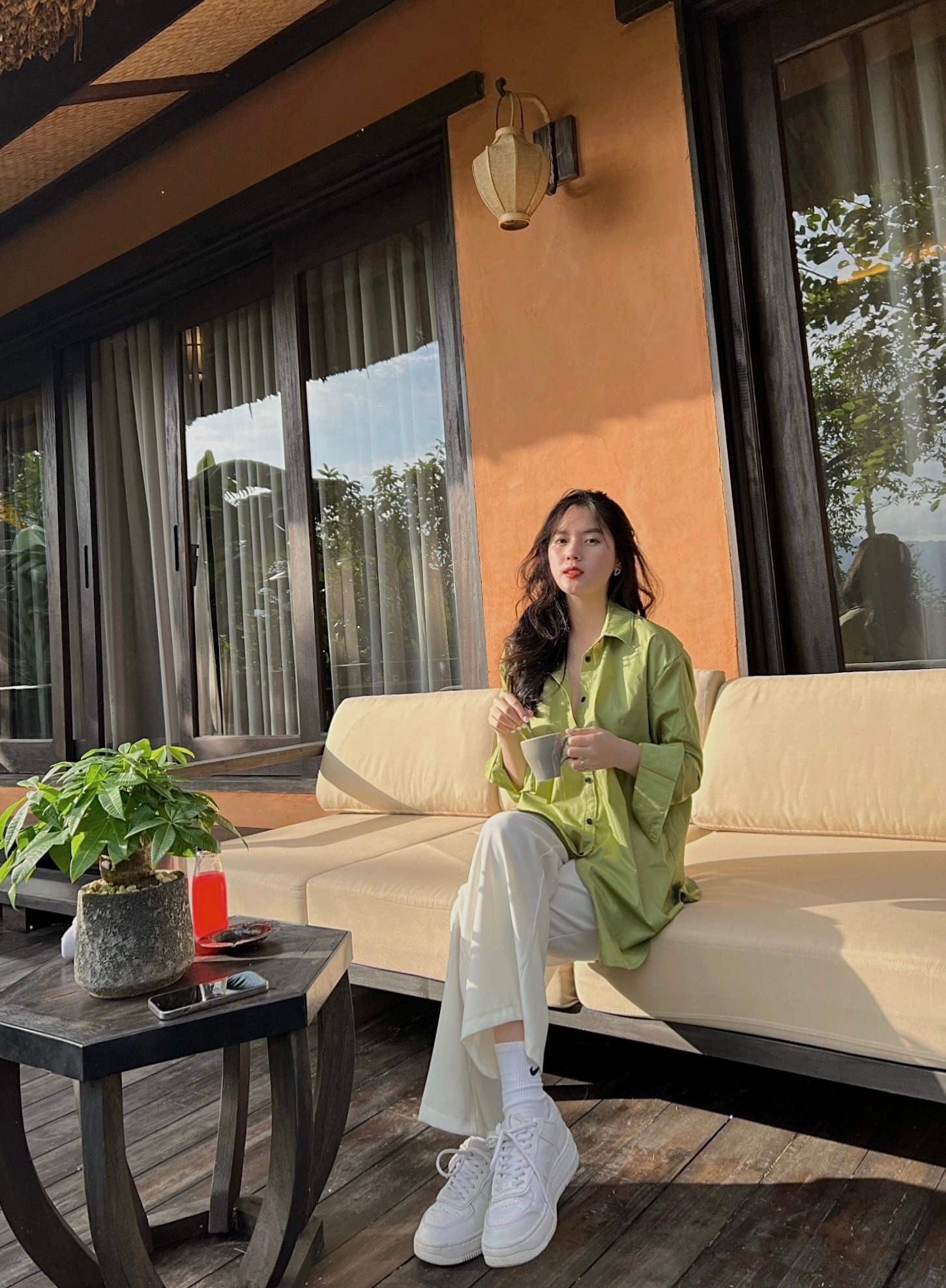 Ngô Tố Uyên (nick name Uyên Kem) sinh năm 2000 cùng quê với Thành Chung. Mối tình giữa hai người đã kéo dài hơn 3 năm.