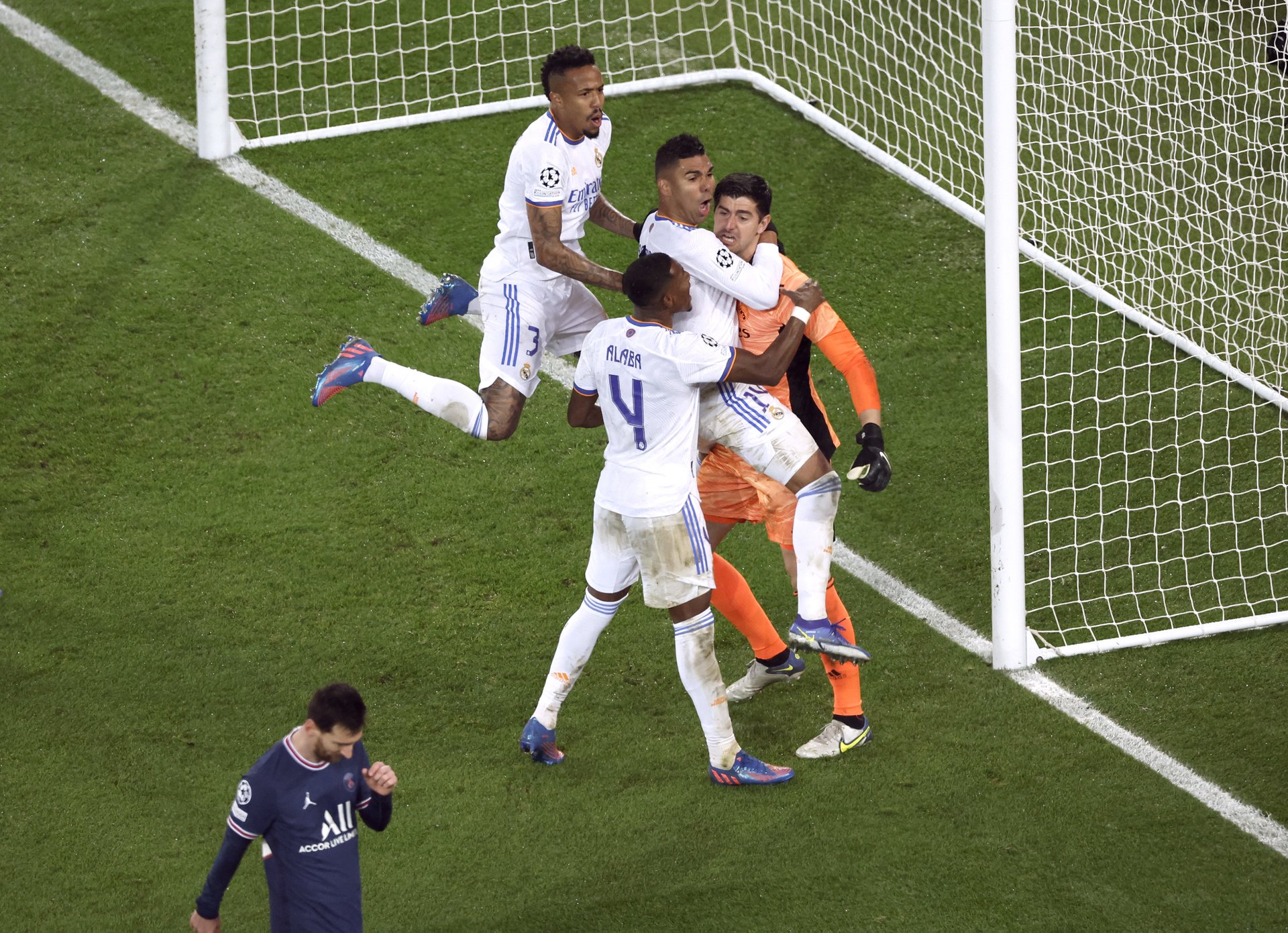 Messi cân bằng kỷ lục đá hỏng phạt đền với Thierry Henry hình ảnh