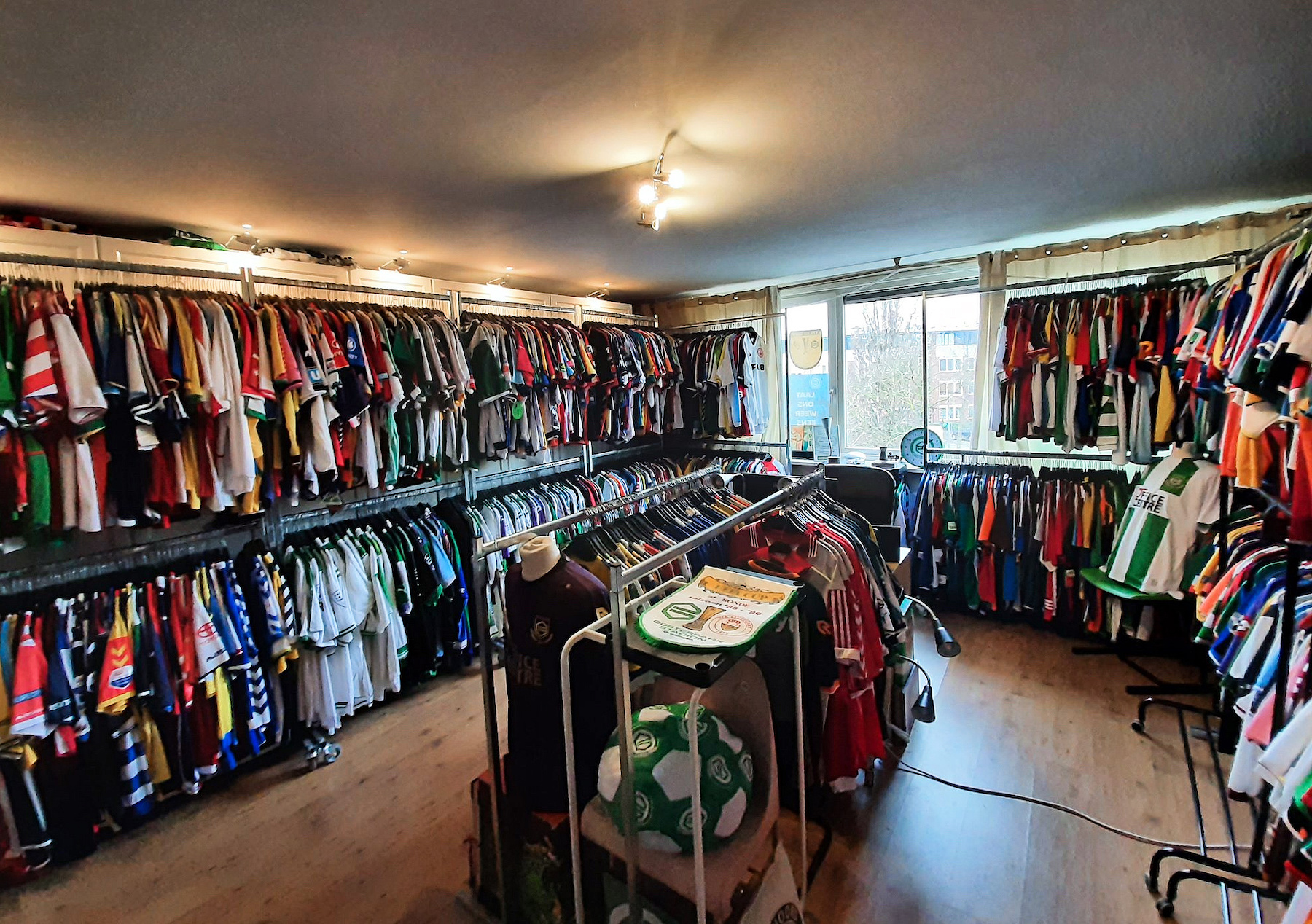 Arjan Wijngaard: Người đàn ông sở hữu hơn 3000 tấm áo đấu bóng đá