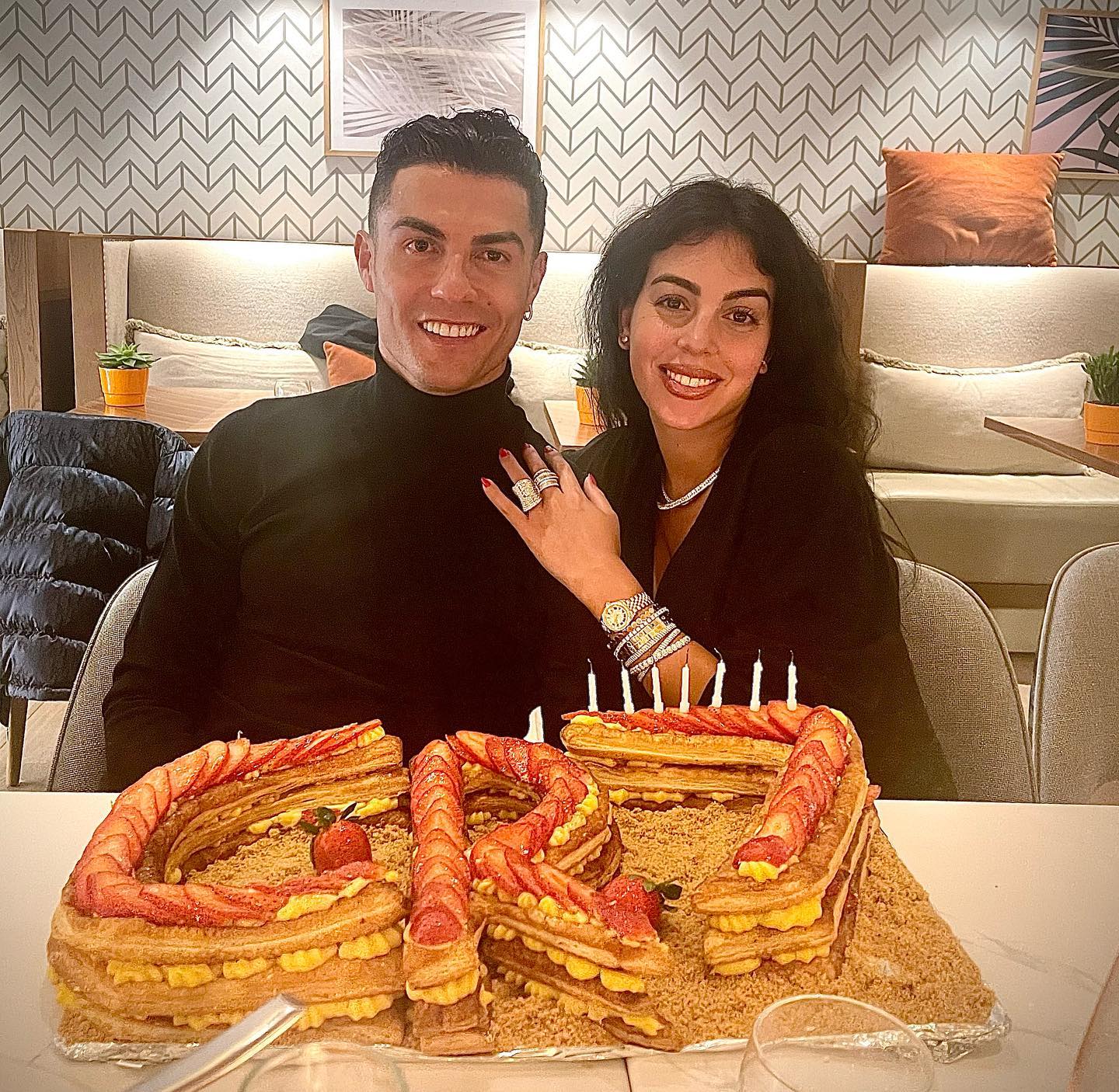 Đón sinh nhật tuổi 37, Ronaldo tranh thủ "nịnh vợ"