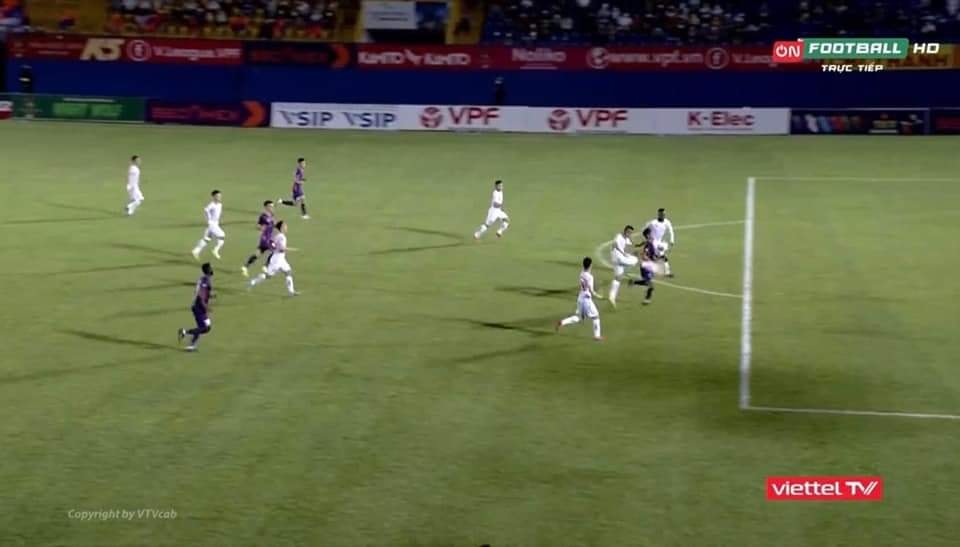 Pha phạm lỗi của Ngọc Thịnh rõ ràng đã diễn ra ngoài vòng cấm Pha phạm lỗi của Ngọc Thịnh rõ ràng đã diễn ra ngoài vòng cấm