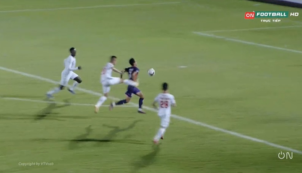 Pha phạm lỗi của Ngọc Thịnh rõ ràng đã diễn ra ngoài vòng cấm Pha phạm lỗi của Ngọc Thịnh rõ ràng đã diễn ra ngoài vòng cấm