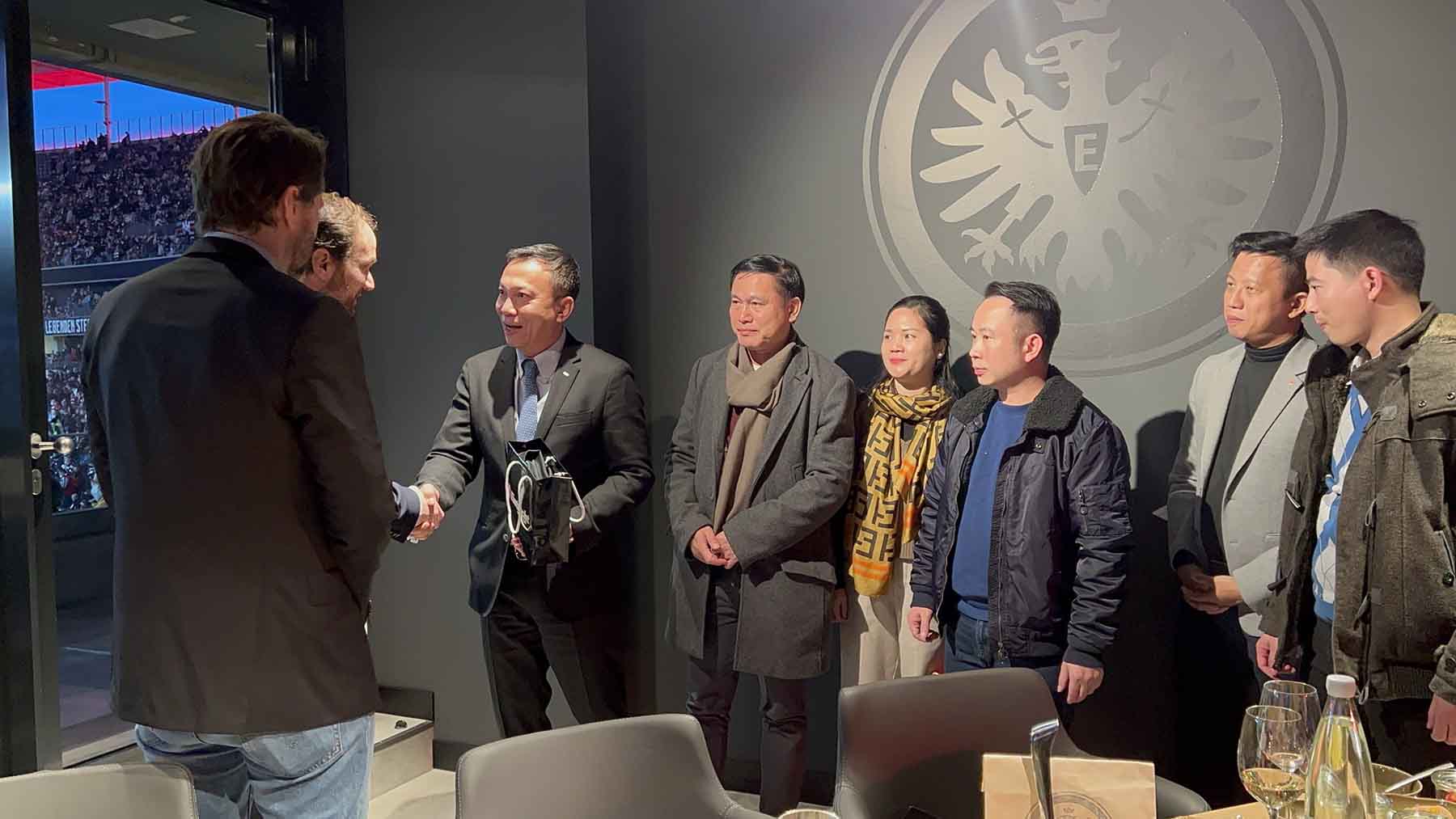 ông Trần Quốc Tuấn VFF làm việc với các CLB tại Bundesliga