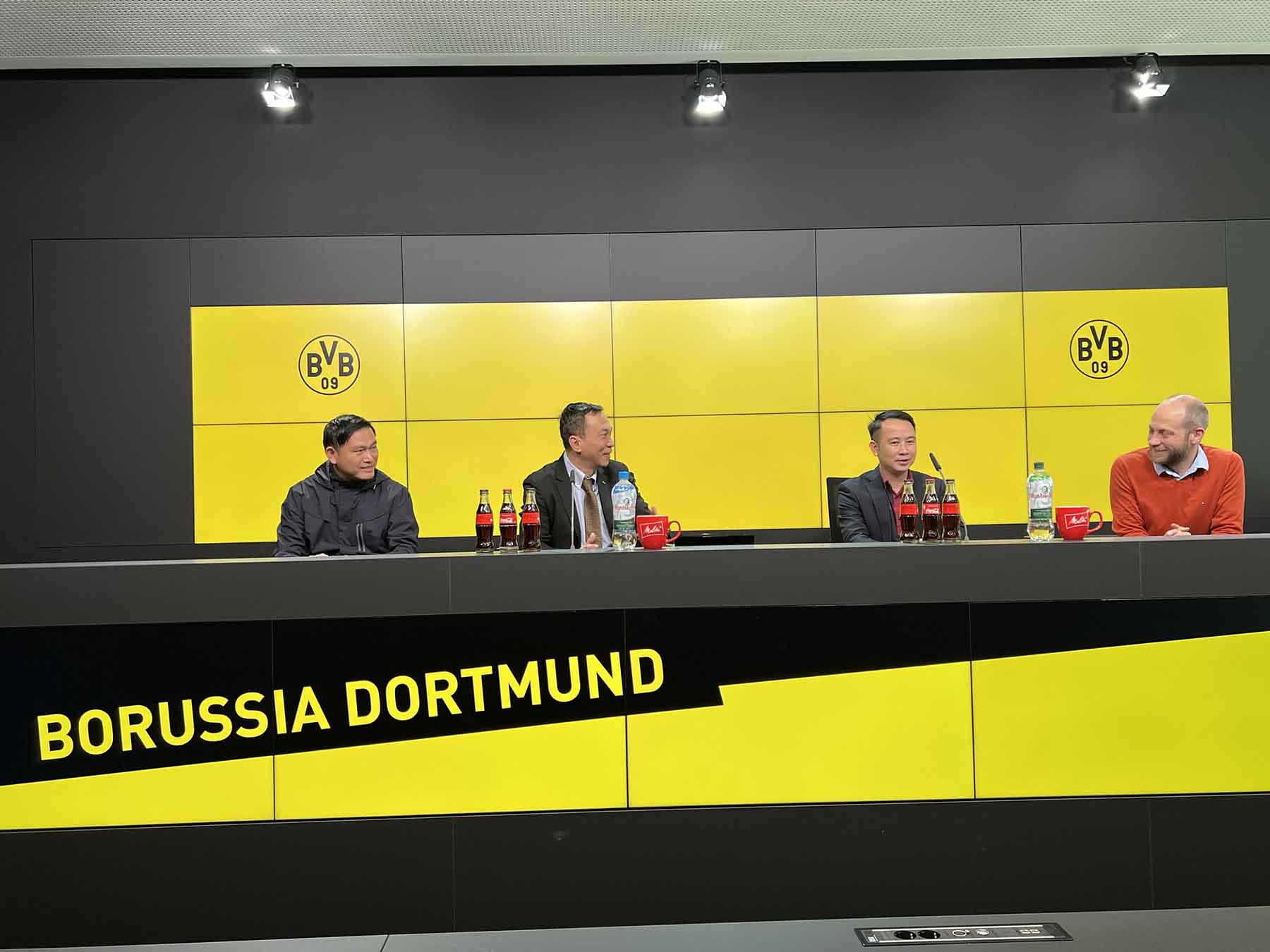 ông Trần Quốc Tuấn VFF làm việc với các CLB tại Bundesliga