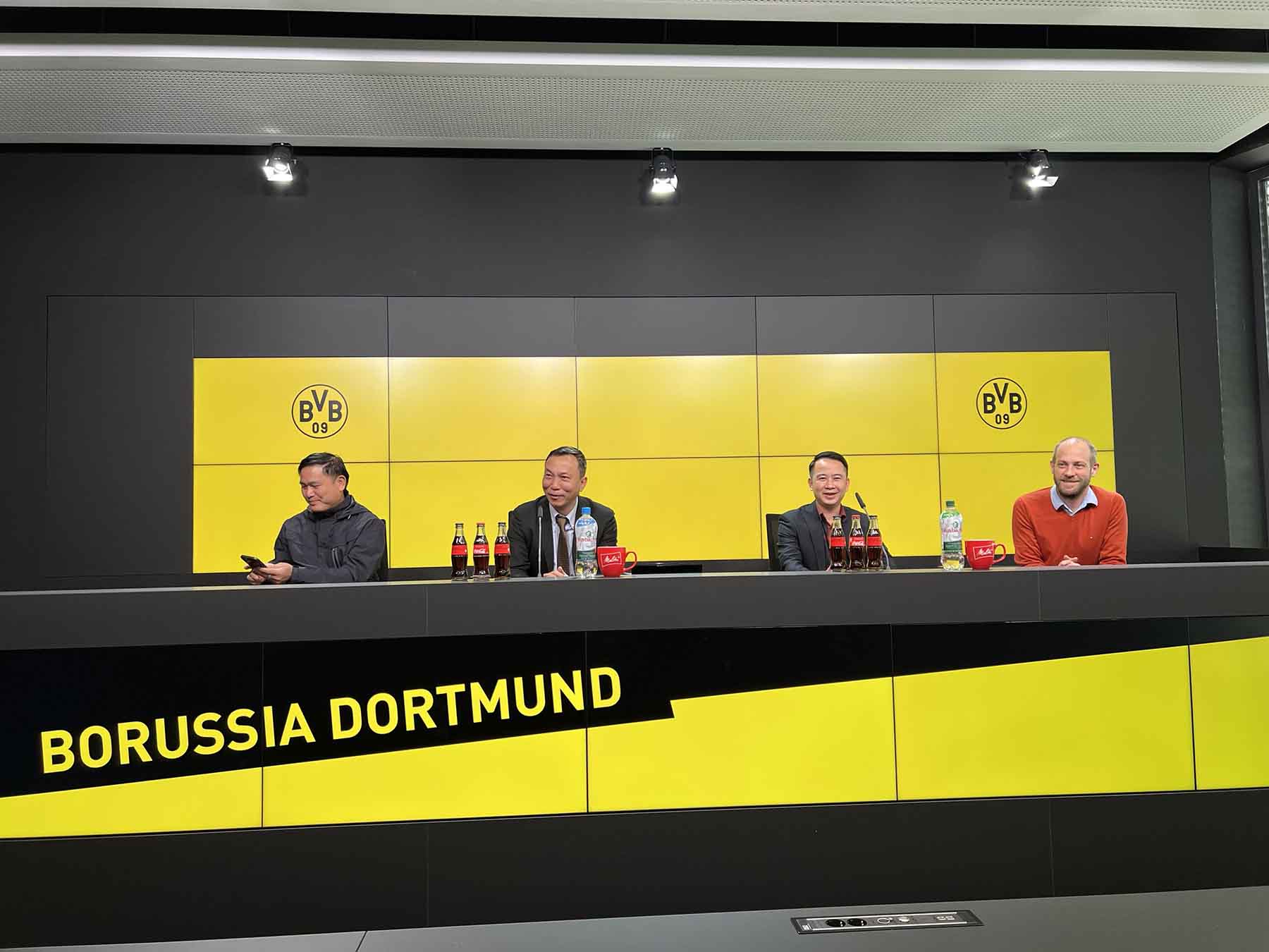 ông Trần Quốc Tuấn VFF làm việc với các CLB tại Bundesliga