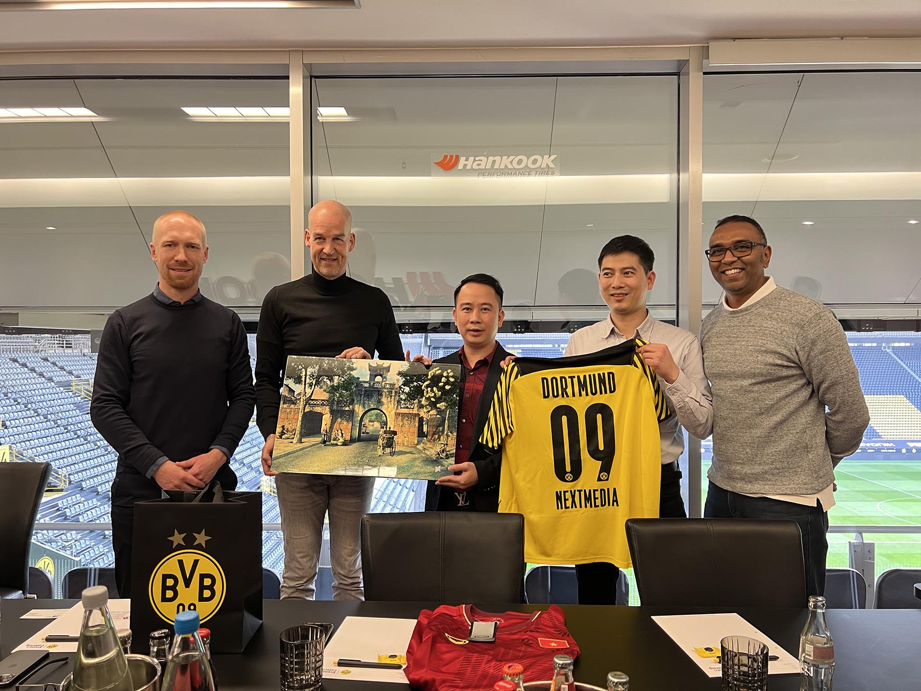 ông Trần Quốc Tuấn VFF làm việc với các CLB tại Bundesliga