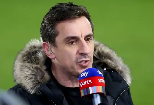 Neville kêu gọi Premier League cải thiện VAR