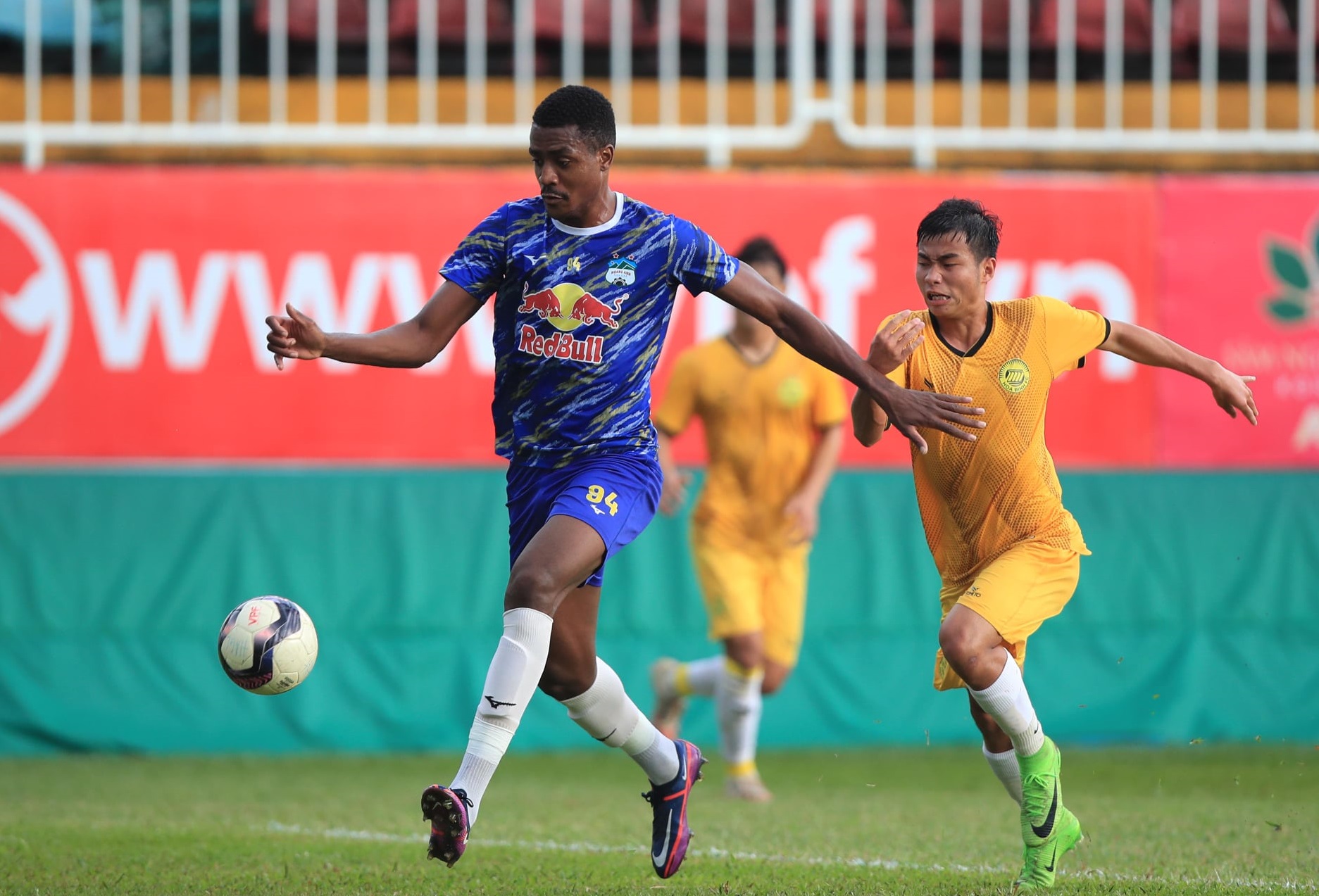 HAGL bị đội hạng nhì Hòa Bình cầm chân. Ảnh: Minh Trần