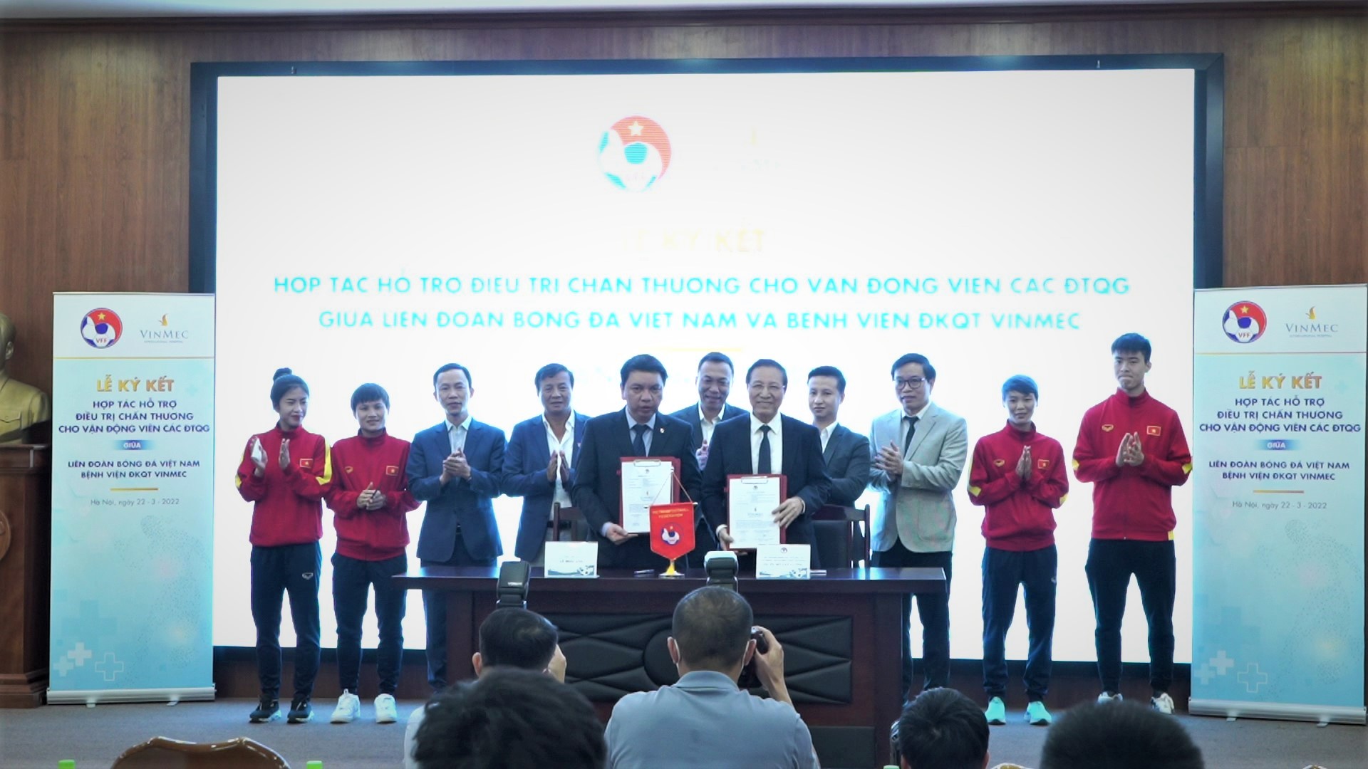Lễ ký kết hợp tác hỗ trợ điều trị chấn thương cho Đội tuyển Quốc gia giữa VFF và Vinmec